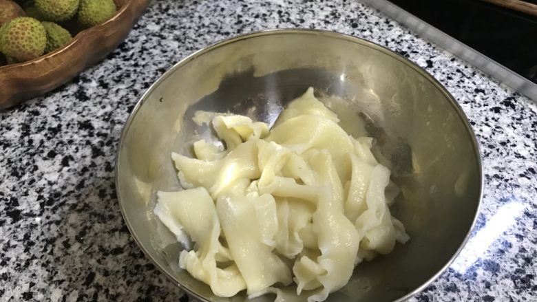 油泼面,把面捞在大碗里