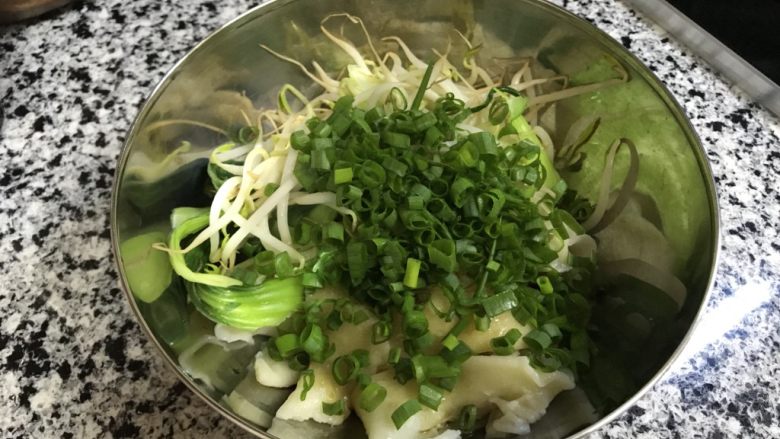 油泼面,放葱