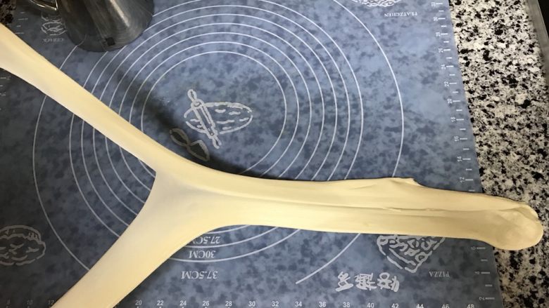 油泼面,然后撕开,按筷子印那撕成两条