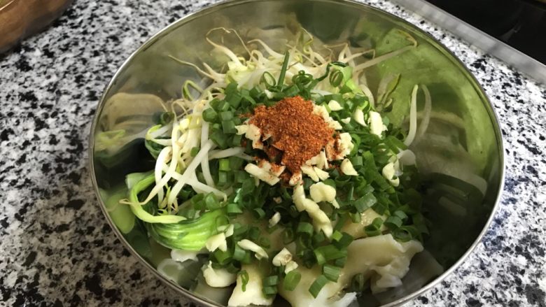 油泼面,<a style='color:red;display:inline-block;' href='/shicai/ 9613'>辣椒面</a>