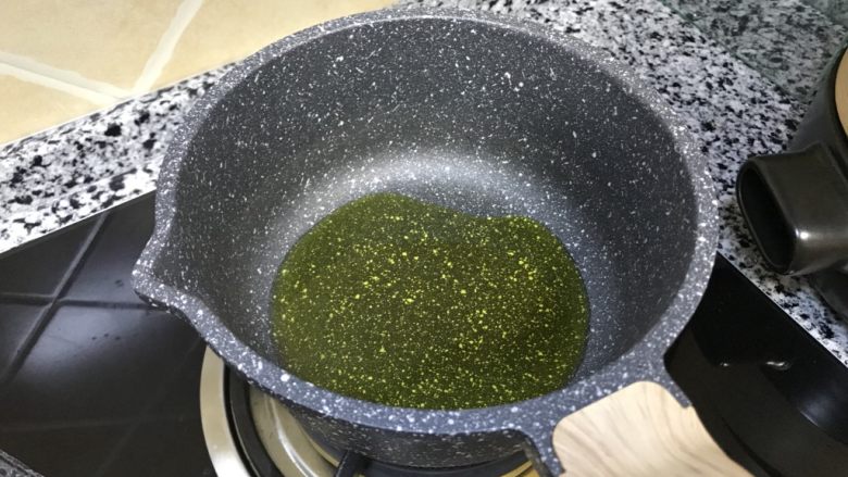油泼面,锅里烧热油