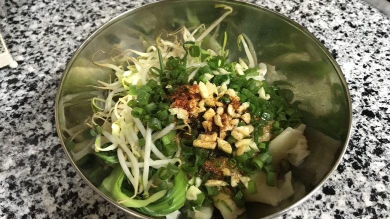 油泼面,有花生碎放里点更好吃