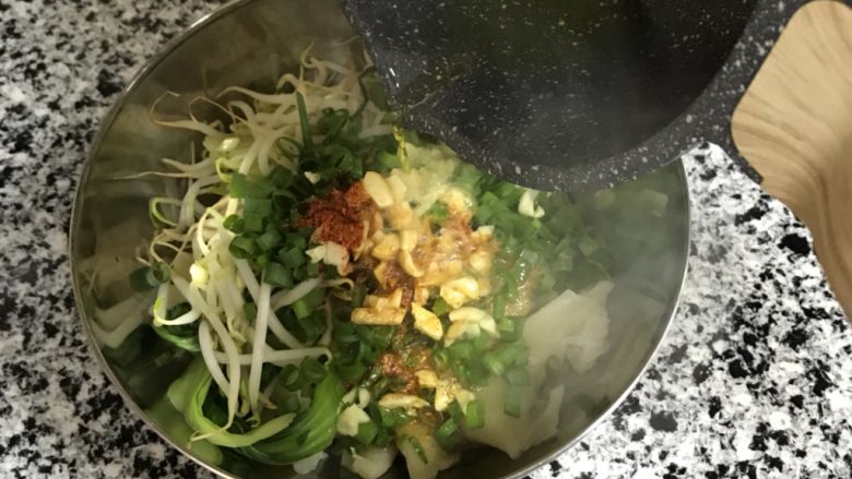 油泼面,爆香葱蒜辣椒面
