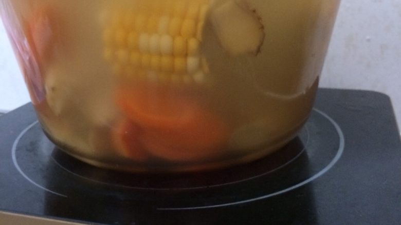 牛蒡排骨汤,大火煮开,关小火,煮1小时,加盐调味,即可。