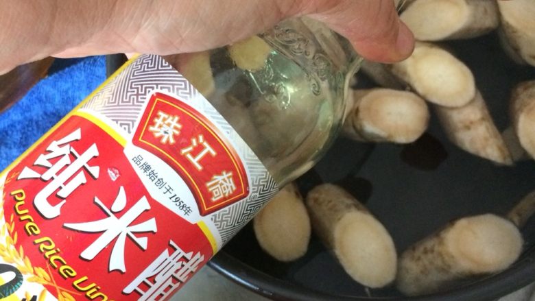 牛蒡排骨汤,加入少许米醋,以免牛蒡氧化。