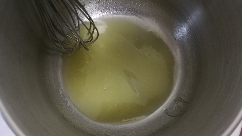 力娇酒碧根果玛德琳,隔水加热融化,搅拌至细砂糖融化
