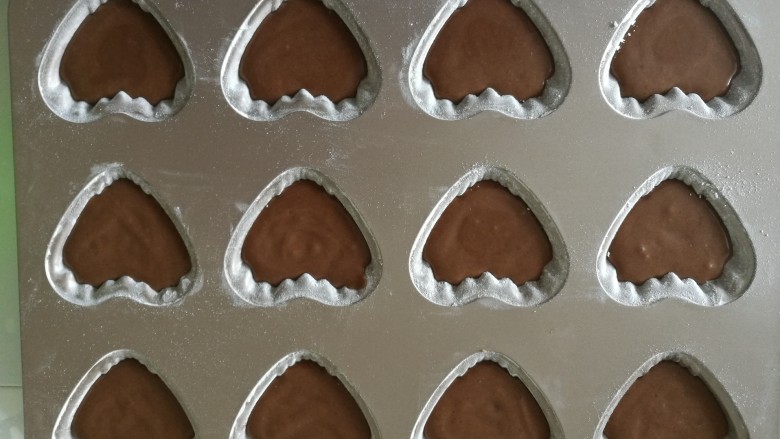 力娇酒碧根果玛德琳,冷藏一晚上的面糊,挤入模具中