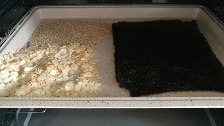 海苔杏仁脆片,把烤好的海苔片跟杏仁片,白芝麻,放入烤箱保温