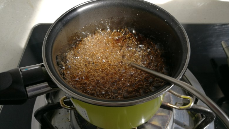 海苔杏仁脆片,下面来制作糖浆,把葡萄糖浆,<a style='color:red;display:inline-block;' href='/shicai/ 692'>酱油</a>,淀粉,细砂糖,水放入奶锅中。开小火,熬糖浆,一边加热一边搅拌,当葡萄糖浆全部融化后,就不用再搅拌了,糖浆沸腾时,把温度计放入糖浆中