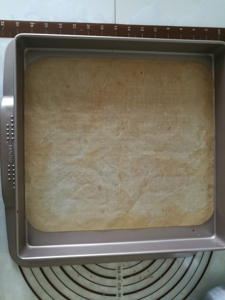 海苔杏仁脆片,用另外一个烤盘压在上面,烤箱预热130度,烤10分钟,如果烤盘大,可以多做几个一起烤