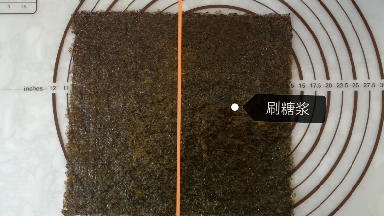 海苔杏仁脆片,把保温的海苔片放到操作台上,分成两部分,右侧一边刷糖浆。(左侧也无所谓,你喜欢就好,只要是刷一半就ok) 在这里强调一点糖浆一定不要刷多了,一定要把刷子上多余的糖浆刮掉,多了会影响后面的操作