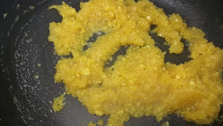 菠萝酥饼,炒到菠萝馅粘稠时，放入<a style='color:red;display:inline-block;' href='/shicai/ 887'>黄油</a>，继续翻炒