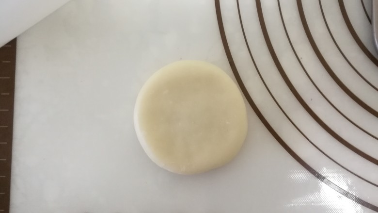 菠萝酥饼,收口向下，用擀面杖擀成圆形