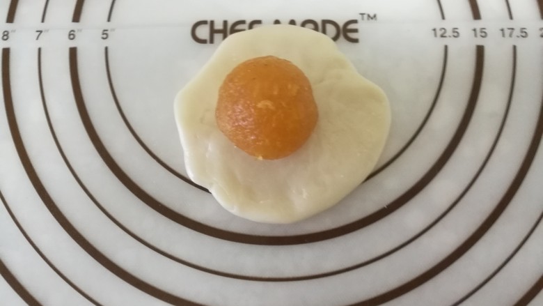 菠萝酥饼,包上菠萝馅，收口捏紧