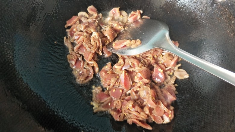 辣炒鸡胗,放入腌制好的鸡胗,大火爆炒。