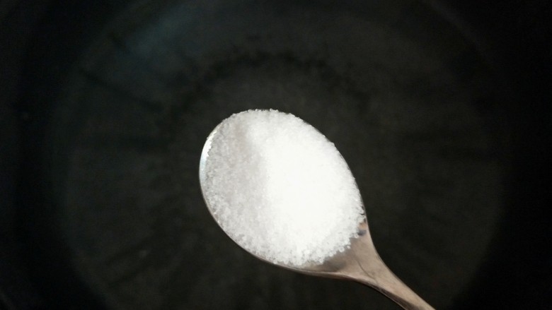炎炎夏日来碗~葱油拌面,锅里面做水烧开,加入一小勺的盐