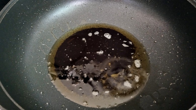 炎炎夏日来碗~葱油拌面,下第一步的料汁,小火煮至冒泡,葱油就熬好啦