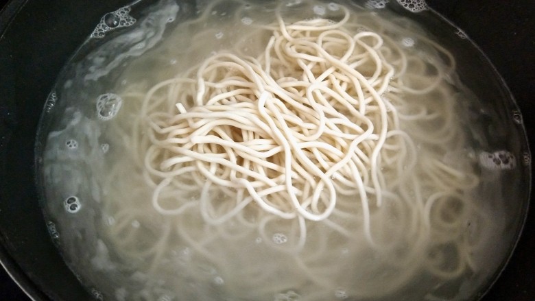 炎炎夏日来碗~葱油拌面,下面条煮至8成熟,期间点两次凉水,沥干水后装入碗中