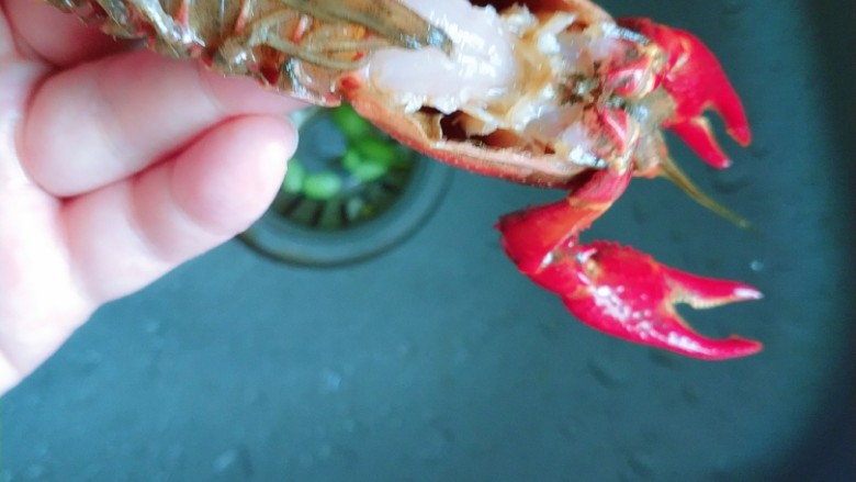 夏日伴侣👉麻辣小龙虾,清理了虾线和鳃后的小龙虾。