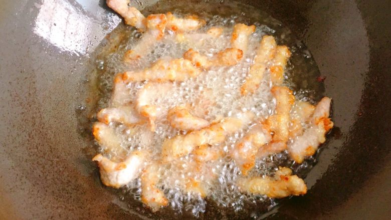 糖醋里脊,再开大火,下入里脊肉二次复炸,炸至上色酥脆捞出