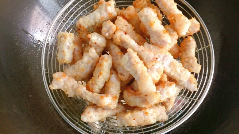 糖醋里脊,里脊肉炸至8成熟捞出