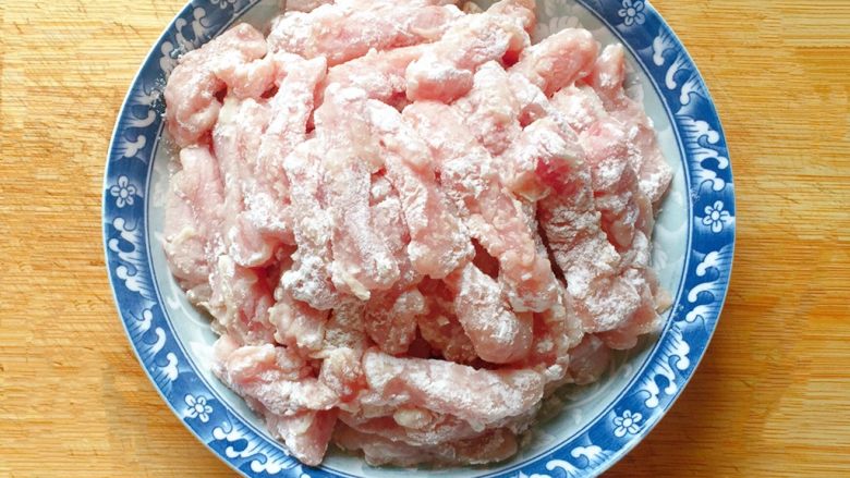糖醋里脊,将里脊肉条全部裹上淀粉备用