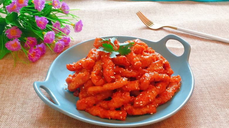 糖醋里脊,出锅装盘即可食用。
