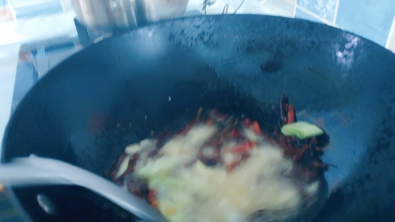 夏日伴侣👉麻辣小龙虾,加入葱姜蒜,大火煸炒,出香味。