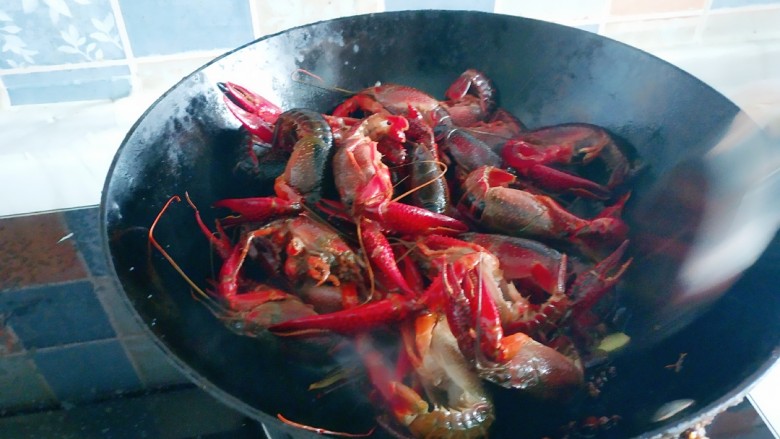 夏日伴侣👉麻辣小龙虾,加入滤水后的小龙虾,大火煸炒。