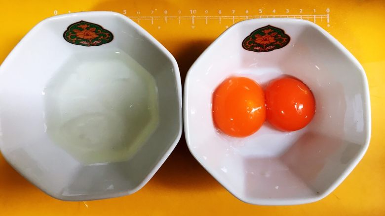 早餐篇:芝士魔方,蛋清蛋黄分离,装入各自碗中