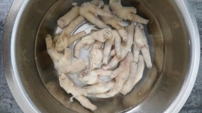 网红柠檬百香果鸡爪,然后把鸡爪放入冰水中浸泡,这样会让鸡爪更Q弹。