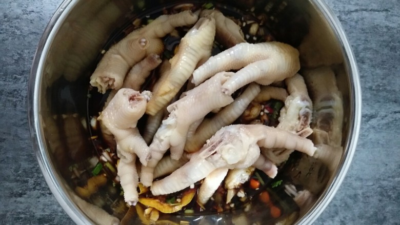 网红柠檬百香果鸡爪,把鸡爪倒掉冰水沥干,然后倒进腌料中,搅拌均匀,尝尝味道,可以按个人口味适当调整一下。