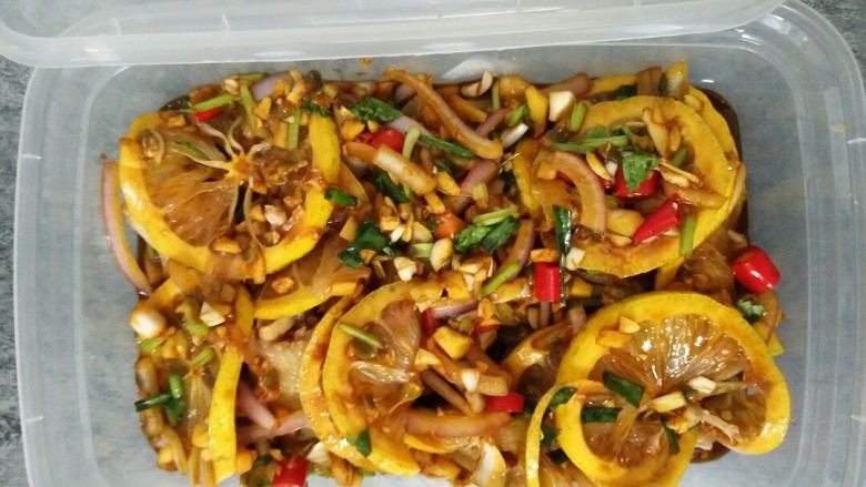 网红柠檬百香果鸡爪,最后放进冰箱冷藏4小时以上,时不时翻动一下,才更入味哟。