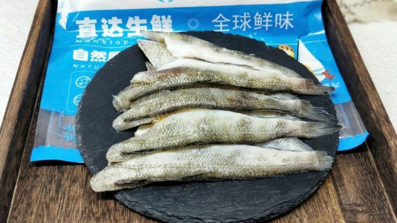 #我家的下酒菜#香煎冰鱼柳,将冰鱼柳从包装中取出,清洗干净,无需所多清理,人家已经把大鱼骨和鱼头去除,所以买回来只要清洗干净即可。