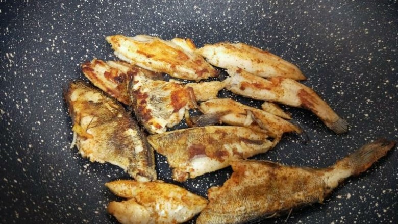 #我家的下酒菜#香煎冰鱼柳,起油锅,加入少许食用油,再加入腌制好的冰鱼柳,中小火煎至两面金黄即可出锅。