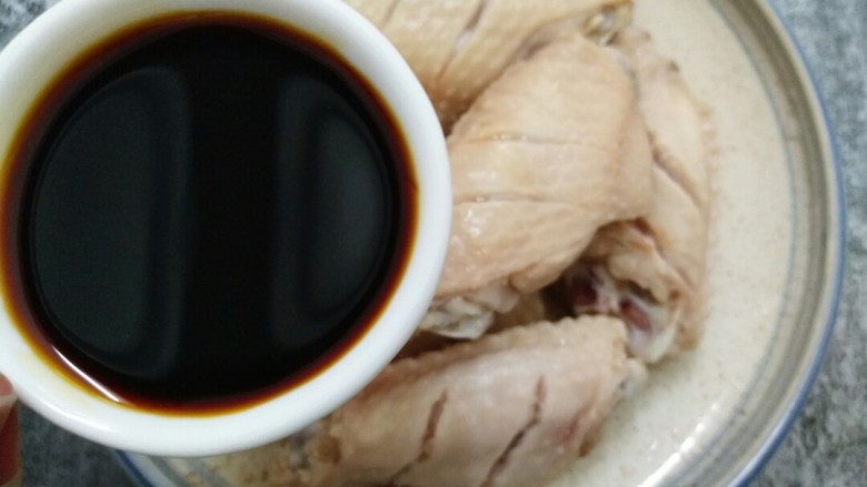 剁椒蒸鸡翅,好吃到没朋友 ,鸡翅放一勺<a style='color:red;display:inline-block;' href='/shicai/ 692'>酱油</a>,刚准备的蒜末姜末的一半,与鸡翅拌均匀腌20分钟,因为剁椒有咸味的,所以不用放盐。