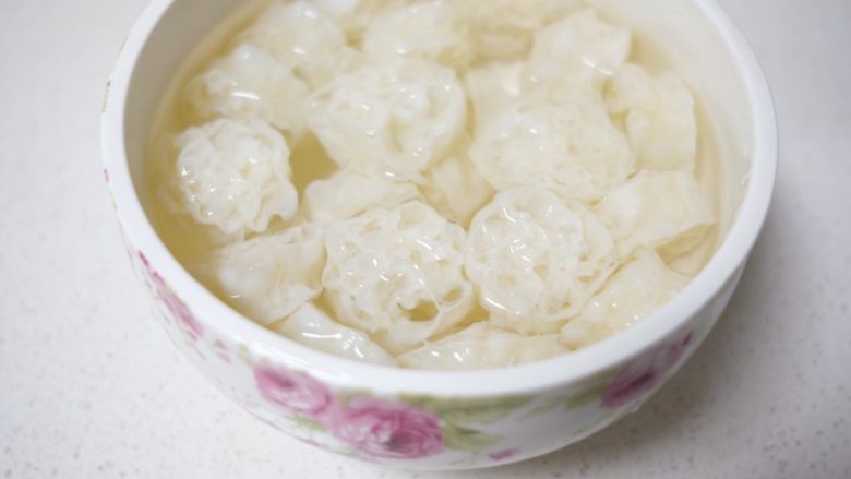 凉拌燕麦筋,加冷水泡发12~15分钟,变大变软