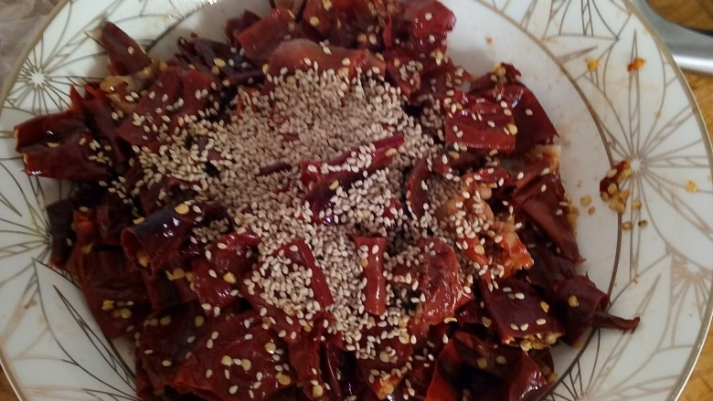 香辣酥,放入<a style='color:red;display:inline-block;' href='/shicai/ 666'>芝麻</a>。