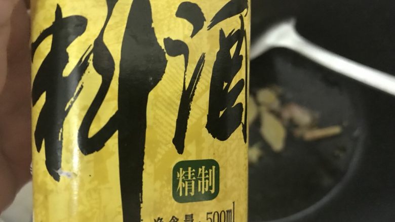 花式摆盘,鲜甜白灼虾,加入少量<a style='color:red;display:inline-block;' href='/shicai/ 718'>料酒</a>,翻炒香。
