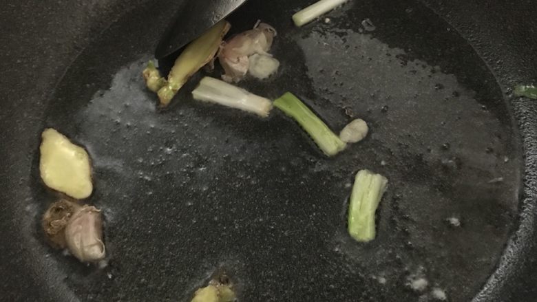 花式摆盘,鲜甜白灼虾,放入姜葱拜蒜。翻炒出香味。