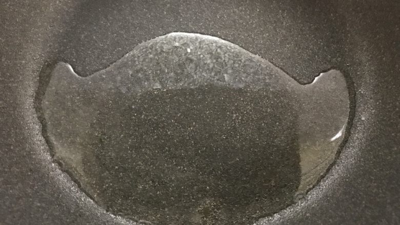 花式摆盘,鲜甜白灼虾,大火,炒锅倒油。