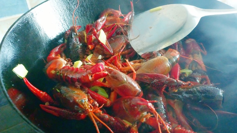 夏日伴侣👉麻辣小龙虾,大火爆炒三分钟左右。