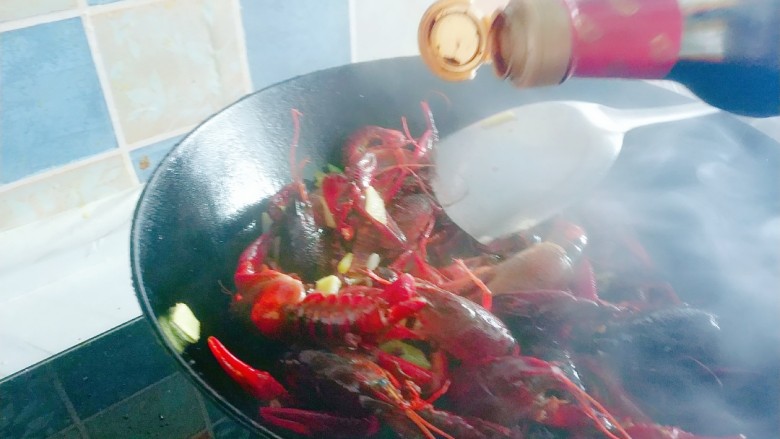 夏日伴侣👉麻辣小龙虾,加入<a style='color:red;display:inline-block;' href='/shicai/ 788'>生抽</a>，<a style='color:red;display:inline-block;' href='/shicai/ 718'>料酒</a>。
