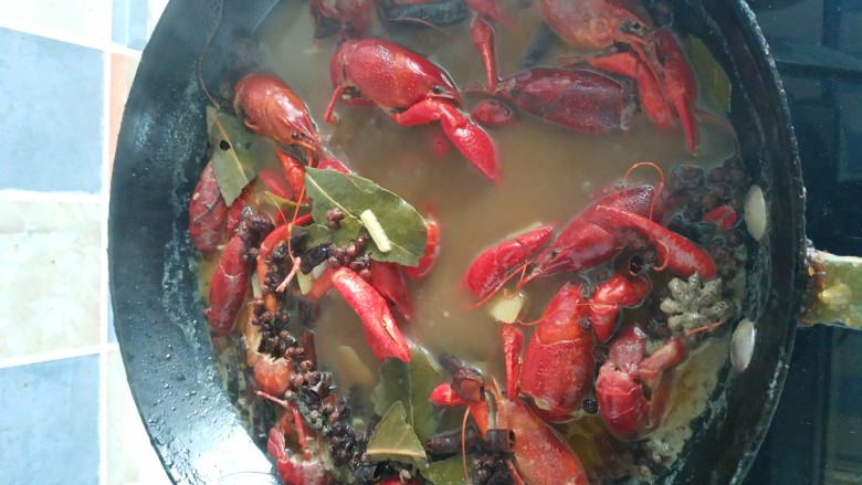 夏日伴侣👉麻辣小龙虾,好了,可以装盘了。