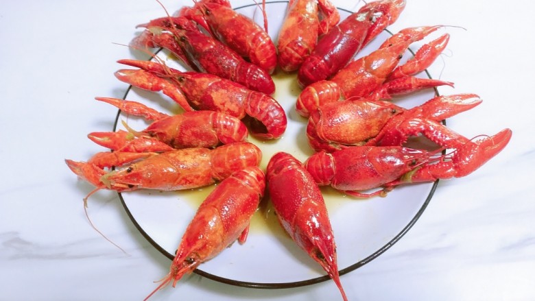 夏日伴侣👉麻辣小龙虾,可以开动啦。