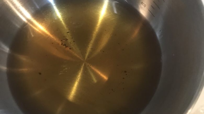香菇鸡肉焖饭,把香菇捞出后,浸泡的水留着后用。