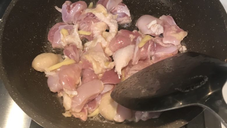 香菇鸡肉焖饭,热锅冷油,把鸡肉倒进去,翻炒至变色