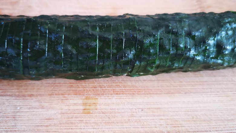 蓑衣黄瓜,垂直切片(不切断,底部相连。为防止切断,黄瓜下可垫两根筷子)