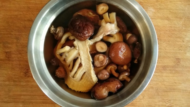 香辣笋丁菌菇酱――下饭必备,将各种干的菌菇和<a style='color:red;display:inline-block;' href='/shicai/ 2856'>笋干</a>用温水泡发(浸泡4小时以上,具体泡发时间根据自己所用的食材决定)