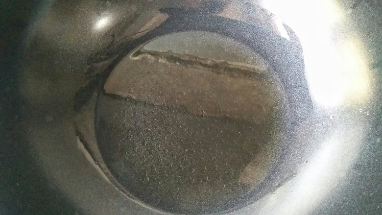 香辣笋丁菌菇酱――下饭必备,锅中放入100克加拿大芥花油,烧至7成热。(芥花油味道中性,色质较轻,不会掩盖食材本身的味道与色泽,其烟点达242摄氏度,能有效减少油烟等有害物质的产生)